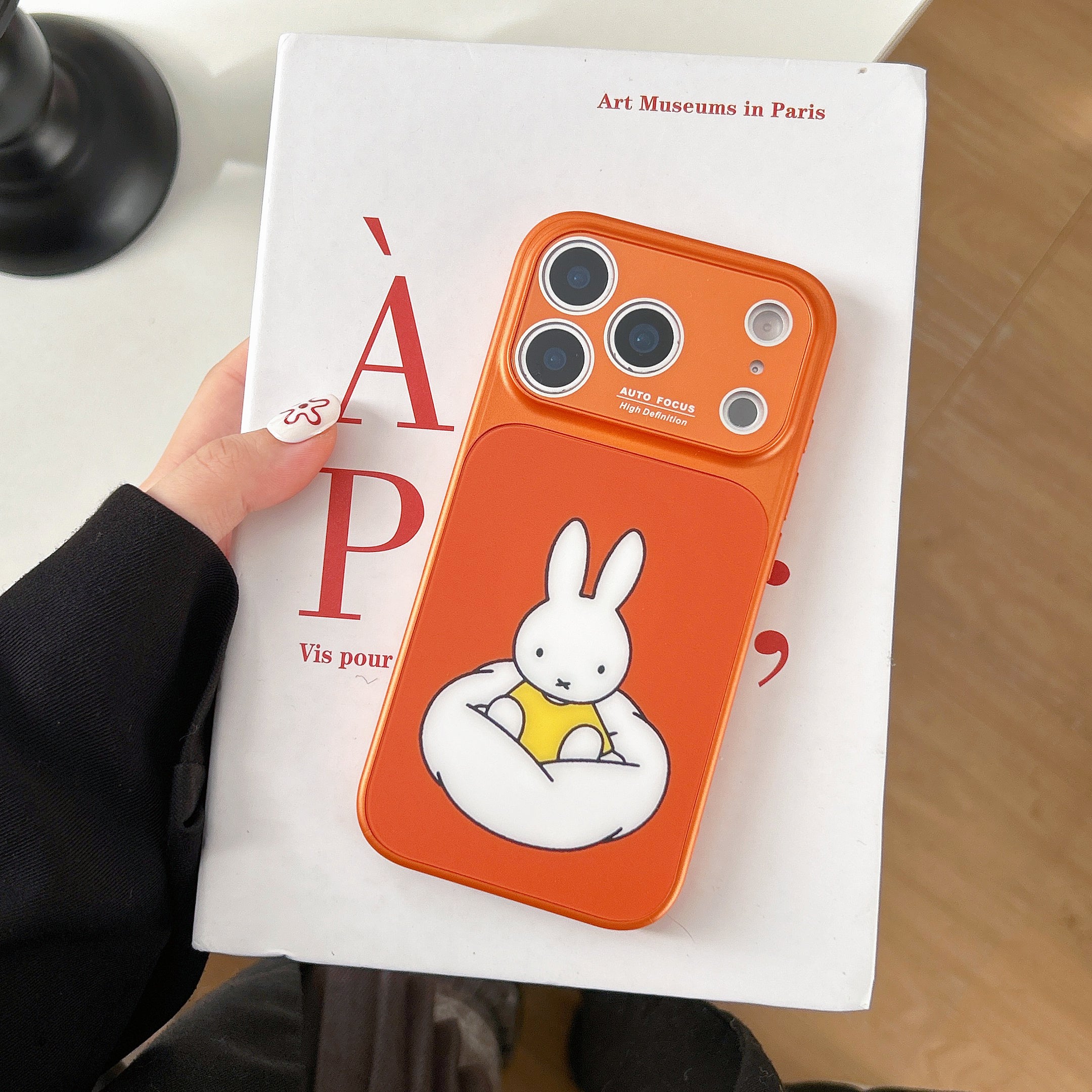 Stylish magnetic phone case