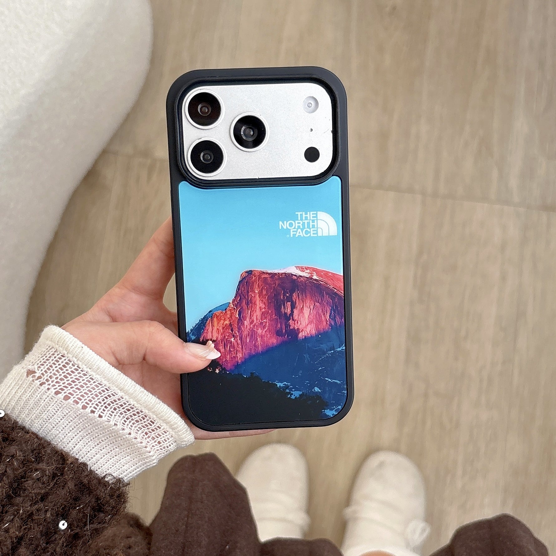Stylish magnetic phone case